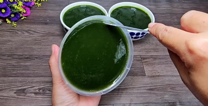 If using a container with a sticky bottom, use a spoon to gently separate the leaves from the sides.