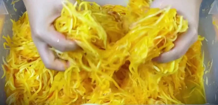 Wash the papaya repeatedly to remove excess salt.