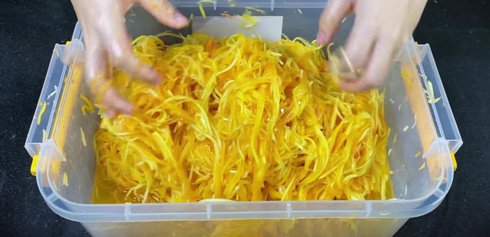 Squeeze the papaya in a gauze bag to drain water. Optional: soak for another 3 hours to release more water.