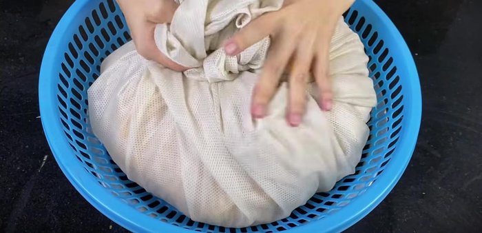 Press the papaya using a heavy object to remove as much water as possible. This will help preserve it longer.