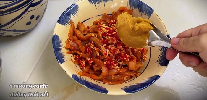 Chop the snakehead fish sauce into small pieces. Marinate with garlic, chili pepper, and palm sugar (1 tbsp per 0.5kg of fish sauce).