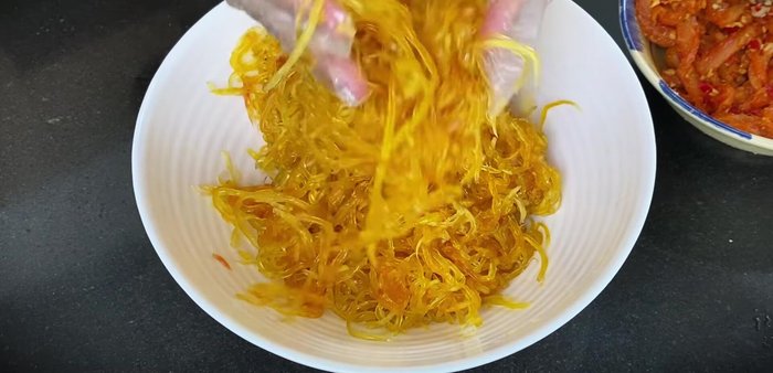 After 5-7 days, mix 2kg of the sugar-soaked papaya with 0.5kg of marinated snakehead fish sauce.