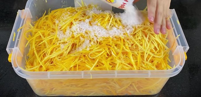 Soak the shredded papaya with salt (600g) for 1-3 hours, or longer if you have time, to release its juice.