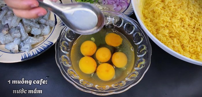 Whisk eggs with 1 teaspoon of fish sauce.