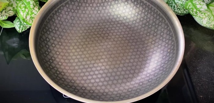 Heat cooking oil in a pan, sauté garlic until golden brown.