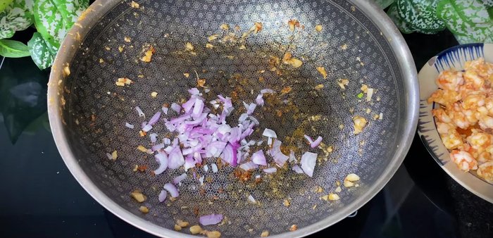 Add cooking oil in the pan. Sauté onion root and green onions until golden brown.