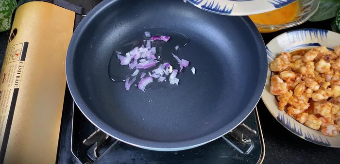 In a non-stick pan, sauté green onions.