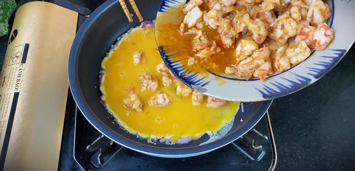 Gently mix the egg and shrimp. Reduce heat to lowest and cook until set.