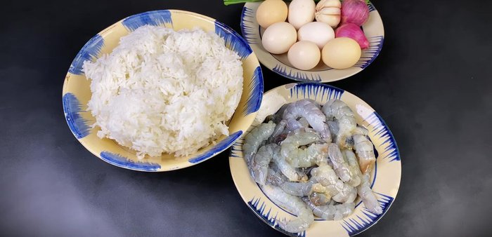 Marinate cold rice (refrigerated overnight) with seasoning powder, fish sauce, annatto oil, and MSG. Mix well and let it rest for 15 minutes.