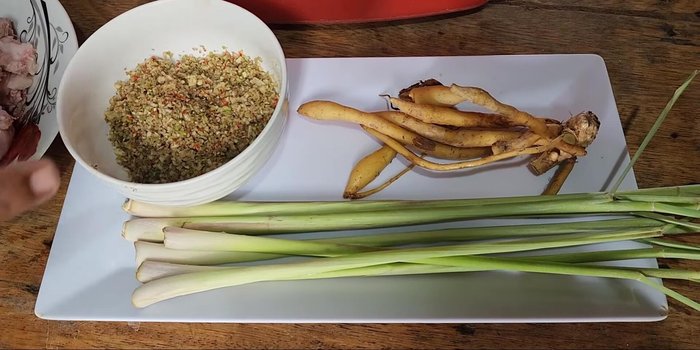 Prepare the aromatics: Mince lemongrass, garlic, and chili. Prepare mugwort and lemongrass stalks.