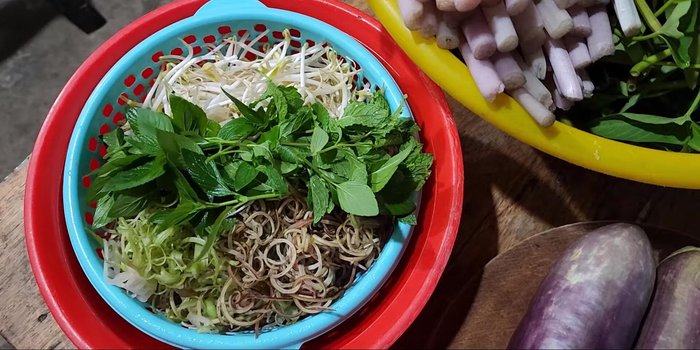 Prepare vegetables: Wash and prepare your choice of vegetables, such as bean sprouts, banana blossom, vermicelli leaves, herbs, water spinach, lotus root, and eggplant.