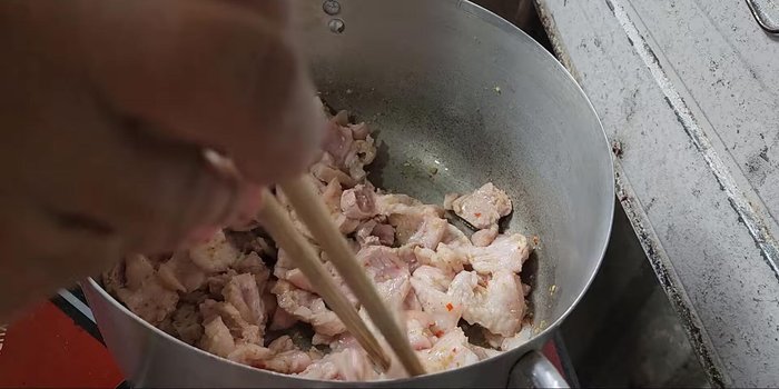 Stir-fry fish: Add the fish and stir-fry until the meat is firm. Season with sugar and MSG.