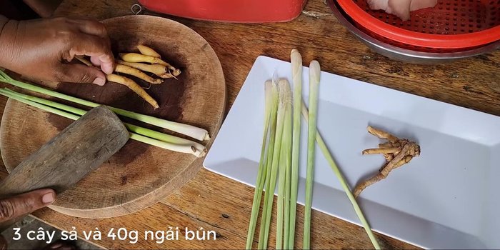 Prepare vermicelli: Lightly smash the vermicelli noodles, but do not over-crush.