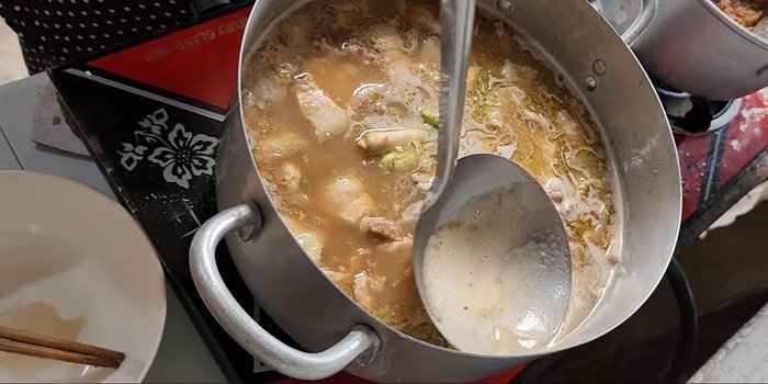Add mugwort and simmer: Add mugwort to the fish sauce to enhance the flavor and reduce fishy smell. Simmer until the fish sauce is clear and fragrant.