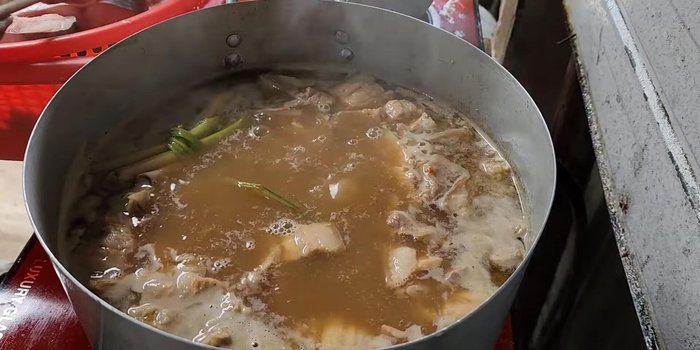 Add vegetables: Add other desired vegetables into the braised fish sauce. Add noodles when ready to serve.