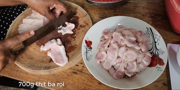 Clean and prepare the fish: Scrape the fish, boil in water, discard the dirty water, and blanch to make it easier to cut. Remove any fishy threads inside.