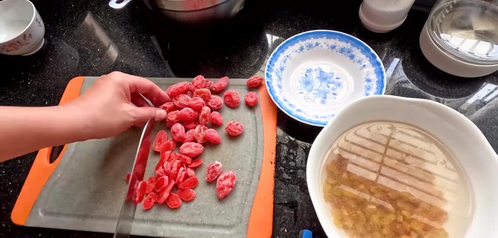 Slice the pickled plums into pieces of moderate thickness.