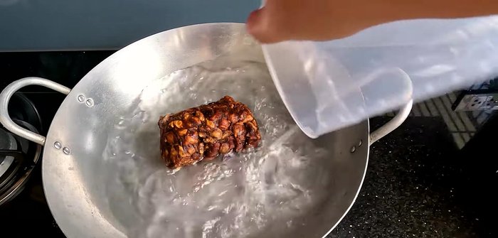 In a pot, combine 500g tamarind and 1 liter of water. Bring to a boil, then simmer for 20-25 minutes until the tamarind flesh dissolves. Remove and discard the seeds.