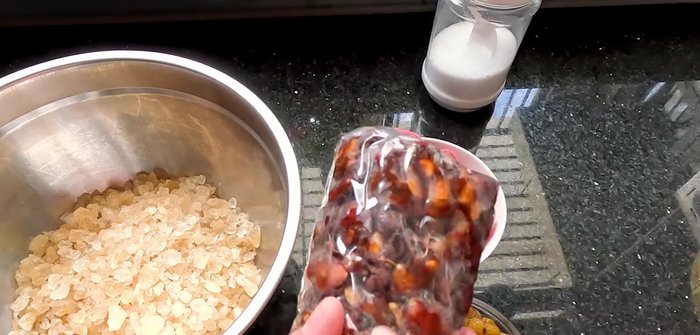 Prepare the tamarind. Choose yellow tamarinds for a milder, more fragrant flavor. If using black tamarinds, be aware that the sour taste may be stronger.