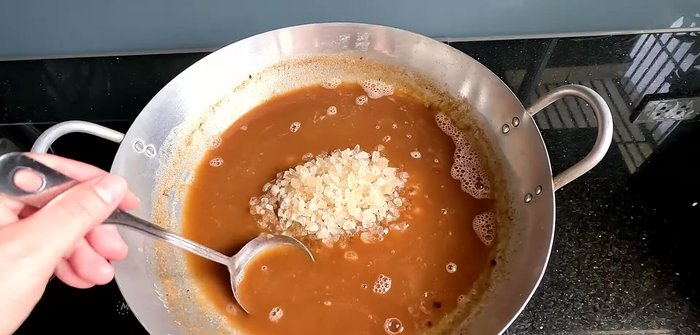 Add 700g rock sugar to the tamarind pulp. Stir until dissolved.