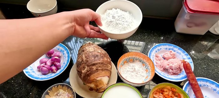 Prepare the taro filling: Finely chop shallots and garlic. Fry until fragrant and golden. Add minced meat and stir-fry for 1-2 minutes until slightly cooked. Add dried shrimp and taro, stir-fry until fully cooked.