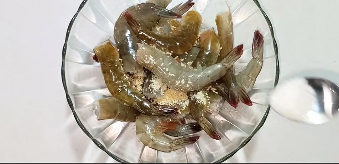 Marinate shrimp with seasoning powder, sugar, and pepper. (101.399)