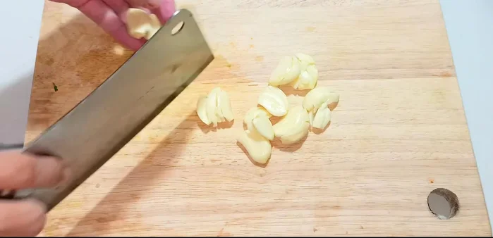 Peel and chop the garlic. (157.599)