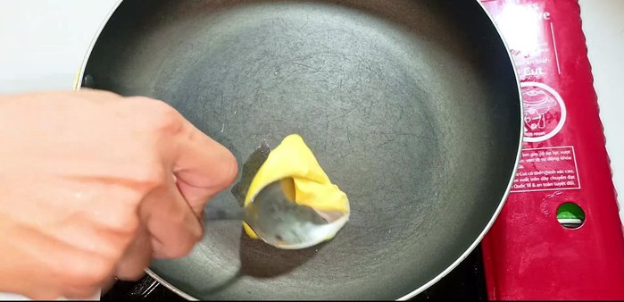 Melt butter in a pan. (184.599)