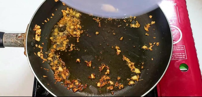 Add corn and stir-fry until cooked (about 40 seconds). (238.12)
