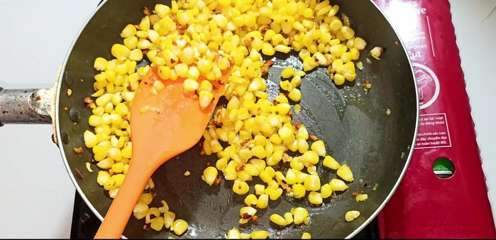Add shrimp and stir-fry until red. (256.199)