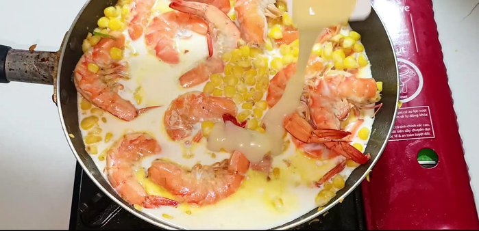Add unsweetened fresh milk, milk (or condensed milk), seasoning powder, MSG, and annatto oil. Reduce heat to prevent overcooking. (296.32)