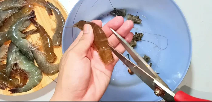 Prepare the shrimp: Cut off the head and legs, remove the black vein using scissors and your hands. (50.32)