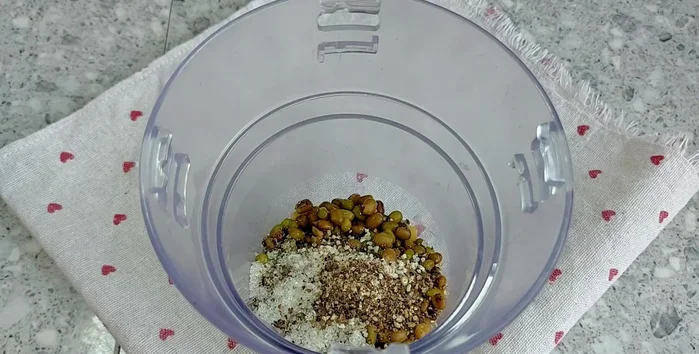 Add seasoning powder, sugar, and pepper to the pureed green beans and blend again.