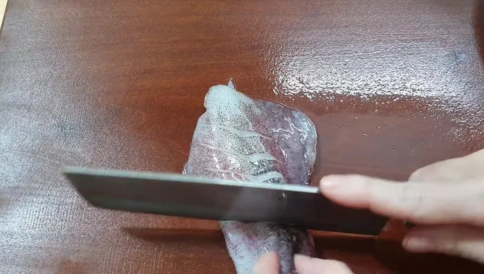Score the squid to create a beautiful shape. (140.36)