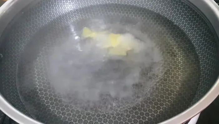 Blanch the squid in boiling water with ginger, salt, and white wine for 1 minute, then immediately soak in ice water to make it firm and crispy. (169.12)