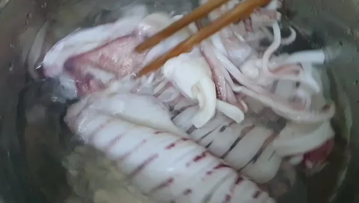 Drain the blanched squid. (244.599)