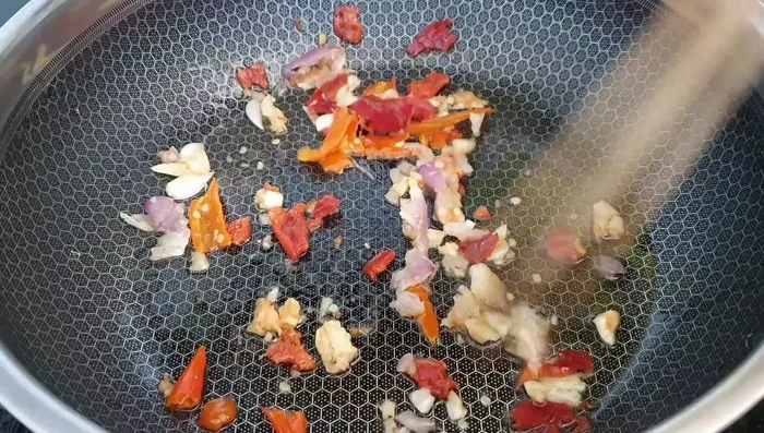 Add the squid to the pan and stir-fry until cooked. (262.96)