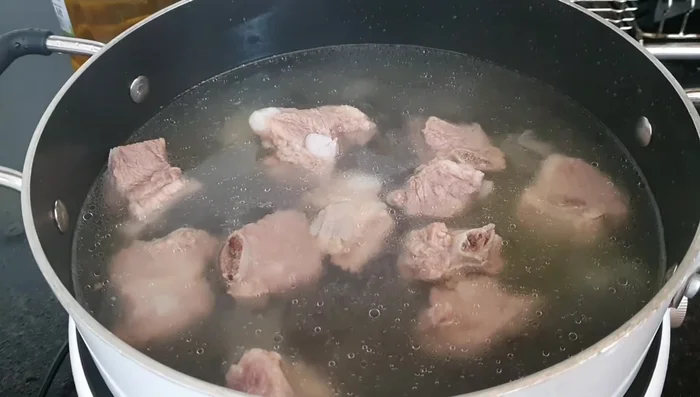 Transfer the ribs to a new pot, re-season, and bring to a boil. (349.319)