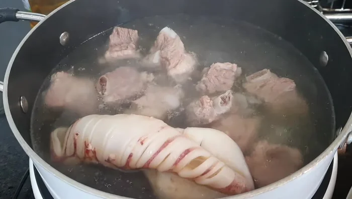 Add the stir-fried squid to the pot of ribs and simmer. (357.88)