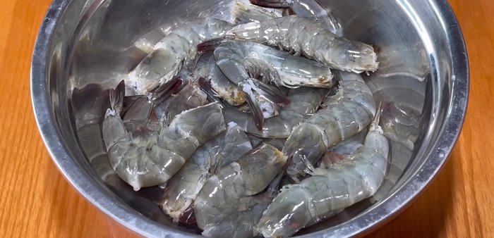 Marinate the shrimp with chopped green onions and pepper for aroma (no need for long marinating).