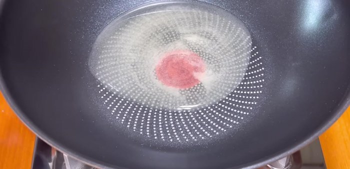 Heat oil/lard in a pan. Sauté minced garlic until fragrant.