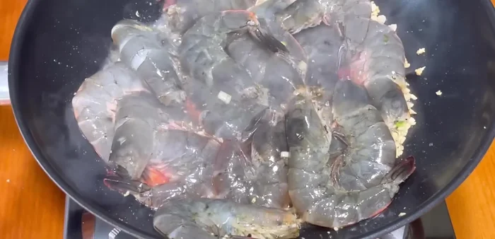 Add shrimp to the pan, stir-fry over high heat until shrimp turns red.