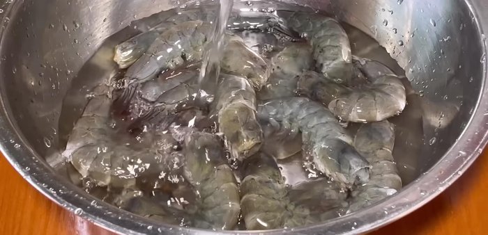 Rinse the shrimp and soak in a bowl with salt and white wine for 4-5 minutes to remove fishy smell.
