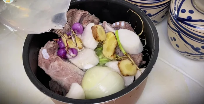 Add enough water to cover the ribs (about 4 liters). Pressure cook for 20 minutes.