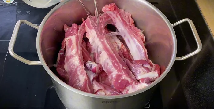 Blanch the ribs in boiling water with half an onion and salt for about 1 minute. Wash again to remove impurities.