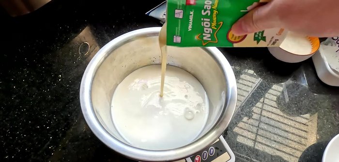 Prepare the taro ice cream sauce: Combine two packs of fresh milk, 2/3 of a can of condensed milk, 2/3 of a can of coconut milk, sugar, cornstarch, and taro powder. Stir well until dissolved.