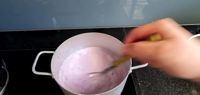 Cook the taro cream sauce over low heat until it boils and thickens (about 10-15 minutes), stirring constantly. Add the softened gelatin leaves during the last 2-3 minutes of cooking.