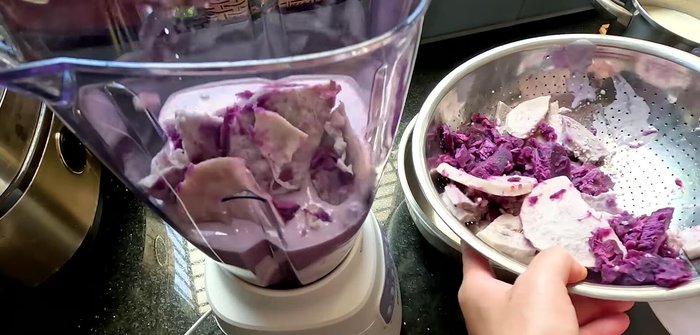 Blend the cooled taro cream sauce with the steamed taro and purple sweet potato until smooth.