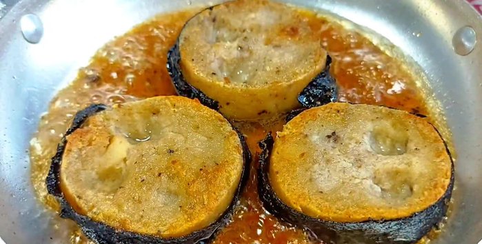 Add the fried vegetarian snakehead fish to the sauce and simmer over low heat until flavors combine.