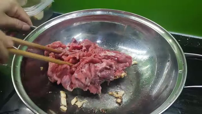 Stir-fry garlic in lard.
